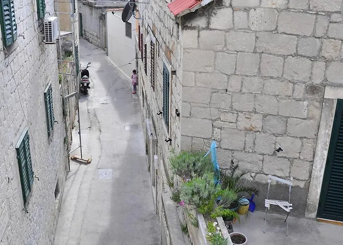 Modern In The Center Split